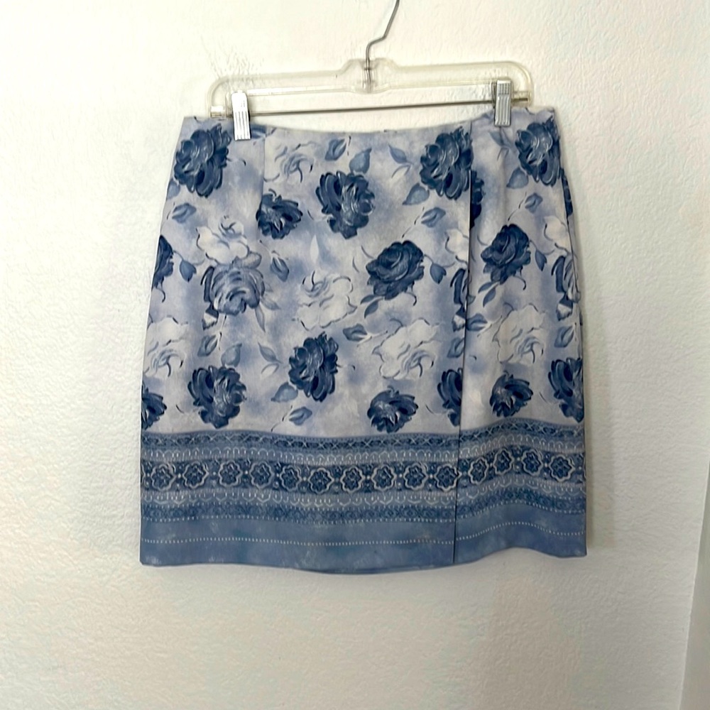 HILLARD & HANSON LIGHT BLUE FLORAL SKIRT SIZE 16 GREAT CONDITION.